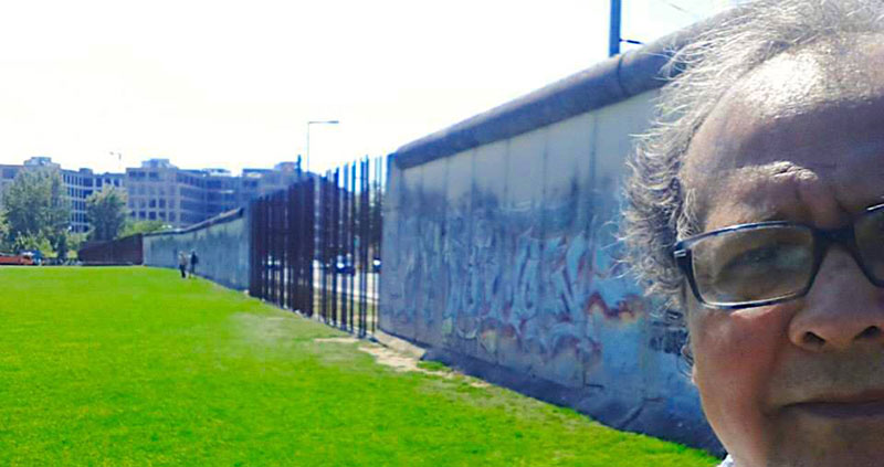Imagen: frente a los restos del muro de Berlín, julio de 2014. Fotografía de la colección personal del autor.