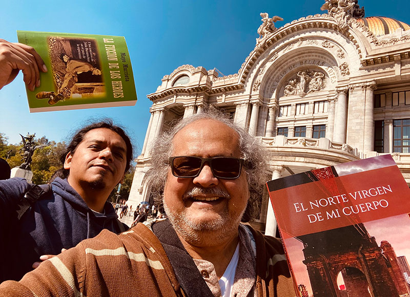 Imagen: Con Levi Calderón, frente a Bellas Artes de ciudad de México, un lector que nos contactó para adquirir nuestros libros durante nuestra visita. Foto de la colección personal del autor. 