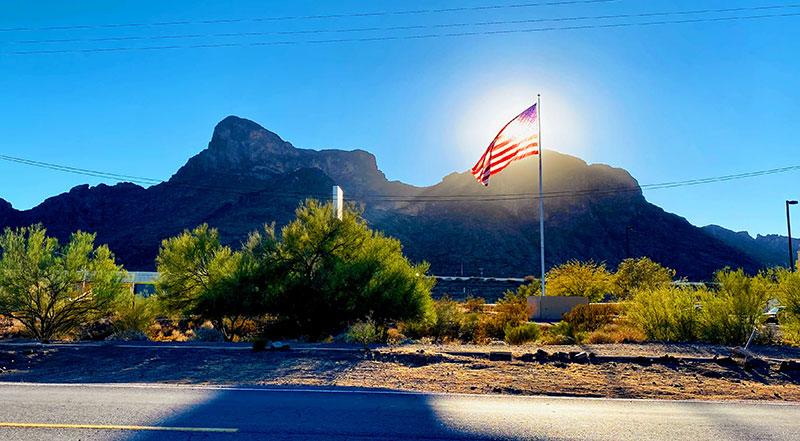 Imagen: Sol sobre la montaña Picacho Peak, autopista 10, entre Phoenix y Tucson, Arizona. Foto de la colección personal del autor.